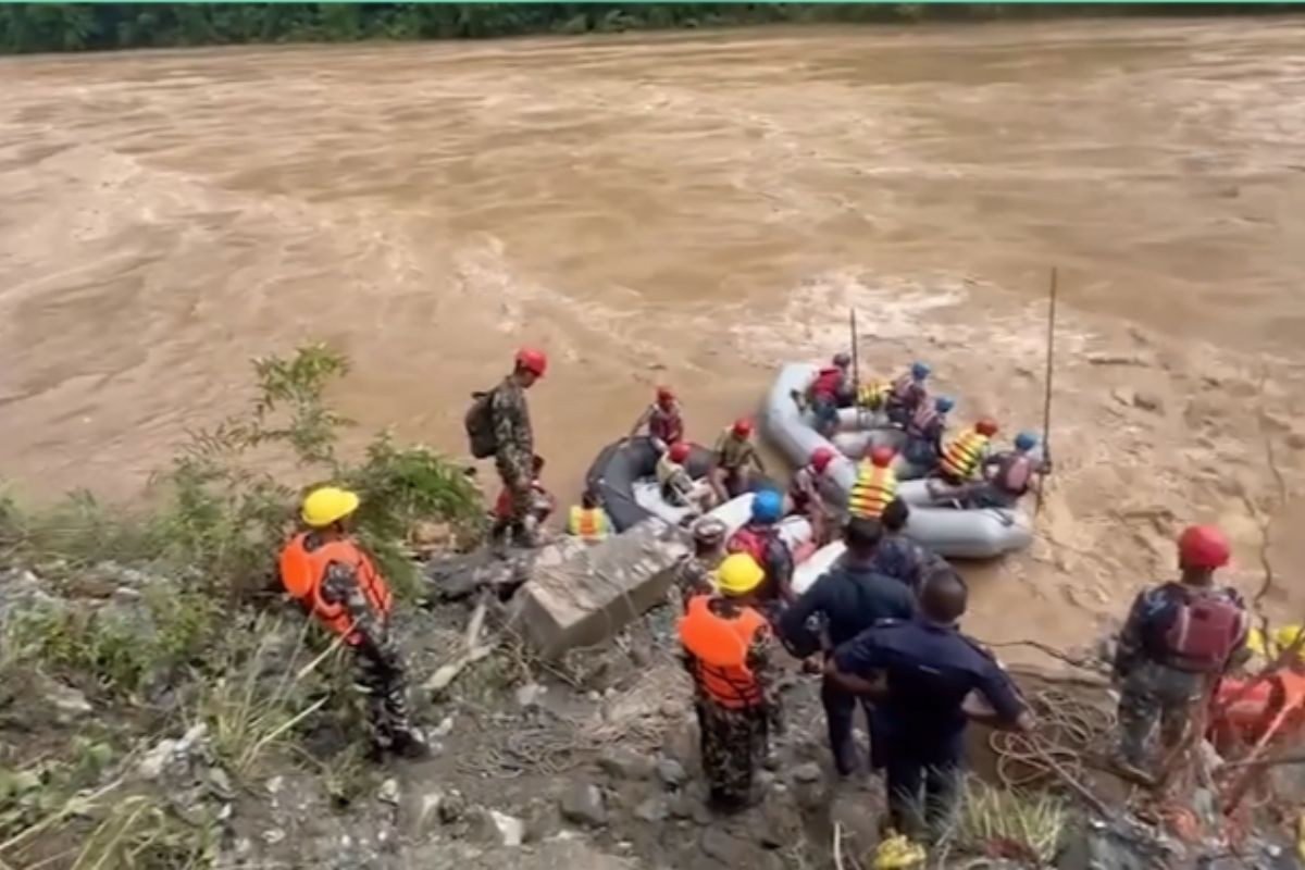 Nepal’de iki otobüs sel sularına kapıldı: 65 kişi kayıp